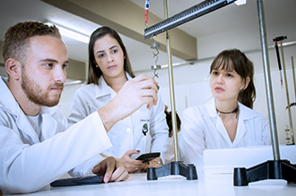 Laboratório de Física permite que os estudantes realizem ensaios nas áreas de estática, dinâmica e eletricidade