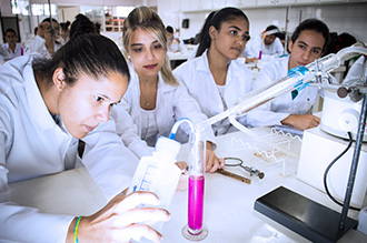 Laboratório de Química possibilita aulas experimentais, voltadas para a área da química. São realizadas experimentações de operações e técnicas de laboratório, além de segurança geral