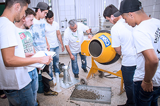 Laboratório de Material de Construção possui máquinas e equipamentos avançados, onde os futuros profissionais adquirem conhecimentos e maior confiança para o mercado de trabalho