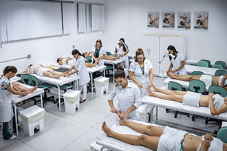 Habilidades Terapêuticas II: com recursos terapêuticos realiza tratamentos de spa como: pedras quentes, bambuterapia, cromoterapia, aromoterapia, shiatsu, do-in, reflexologia, pindas, toalhas quentes, ventosoterapia, auriculoterapia e moxaterapia