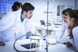 Laboratório de Química Farmacêutica: local onde os alunos estudam as propriedades químicas envolvidas na ação terapêutica e tóxica de fármacos, bem como seus mecanismos de ação moleculares e a relação entre a estrutura e atividade 