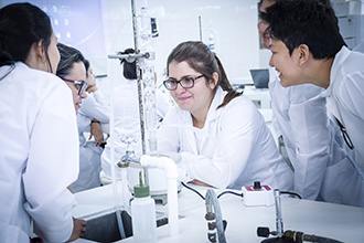 Laboratório de Química Farmacêutica: local onde os alunos estudam as propriedades químicas envolvidas na ação terapêutica e tóxica de fármacos, bem como seus mecanismos de ação moleculares e a relação entre a estrutura e atividade 