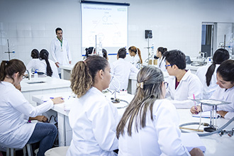 Laboratório de Química Farmacêutica: local onde os alunos estudam as propriedades químicas envolvidas na ação terapêutica e tóxica de fármacos, bem como seus mecanismos de ação moleculares e a relação entre a estrutura e atividade 