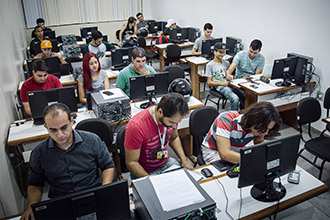 Laboratório Padrão: ao todo, são 14 espaços e 291 computadores para o desenvolvimento de diversas atividades acadêmicas, com equipamentos de alta performance.