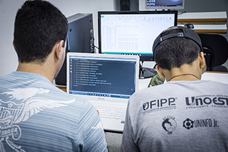 Laboratório Padrão: ao todo, são 14 espaços e 291 computadores para o desenvolvimento de diversas atividades acadêmicas, com equipamentos de alta performance.