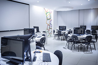 Laboratório de Criação 1 e 2: permitem ao aluno desenvolver diversas práticas acadêmicas e profissionais em equipamentos de última geração e alta performance, com configurações bastante avançadas