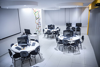 Laboratório de Criação 1 e 2: permitem ao aluno desenvolver diversas práticas acadêmicas e profissionais em equipamentos de última geração e alta performance, com configurações bastante avançadas