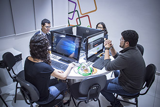 Laboratório de Criação 1 e 2: permitem ao aluno desenvolver diversas práticas acadêmicas e profissionais em equipamentos de última geração e alta performance, com configurações bastante avançadas