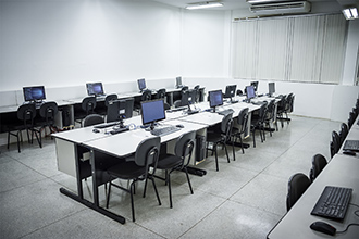 Laboratório de Redes de Computadores: possibilita que o aluno configure software e equipamentos para interligação de redes locais, redes de longa distância e redes sem fio. 