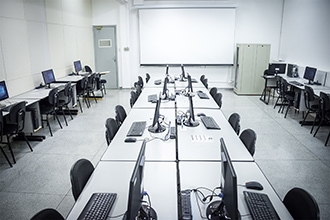 Laboratório de Redes de Computadores: possibilita que o aluno configure software e equipamentos para interligação de redes locais, redes de longa distância e redes sem fio. 