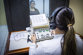 Ambulatório de Audiologia: salas para avaliação audiológica básica e de altas frequências, infantil e adulto, além de avaliação do processamento auditivo central, por meio do audiômetros clínicos e imitanciômetros.