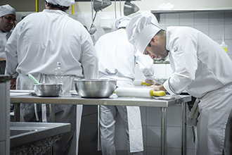 Cozinhas pedagógicas 1 e 2: cada uma possui 14 fogões profissionais, possibilitando receber até 45 alunos com ambientação semelhante a de cozinhas profissionais mais modernas do mercado, com equipamentos de primeira linha, como fornos combinados computadorizados, câmaras de refrigeração, termo circuladores, processadores e utensílios em quantidades compatíveis com a proposta de ensino com excelência