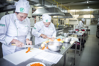 Cozinhas pedagógicas 1 e 2: cada uma possui 14 fogões profissionais, possibilitando receber até 45 alunos com ambientação semelhante a de cozinhas profissionais mais modernas do mercado, com equipamentos de primeira linha, como fornos combinados computadorizados, câmaras de refrigeração, termo circuladores, processadores e utensílios em quantidades compatíveis com a proposta de ensino com excelência