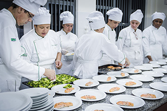 Laboratório de Sala e Bar e Bebidas: visa transportar à ambientação de um restaurante. Conta com mesas e cadeiras  para até 60 pessoas, fogão e forno combinado, geladeiras, adegas para vinho e adega para cerveja, máquina de gelo, utensílios de bar e coquetelaria