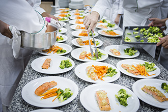 Laboratório de Sala e Bar e Bebidas: visa transportar à ambientação de um restaurante. Conta com mesas e cadeiras  para até 60 pessoas, fogão e forno combinado, geladeiras, adegas para vinho e adega para cerveja, máquina de gelo, utensílios de bar e coquetelaria