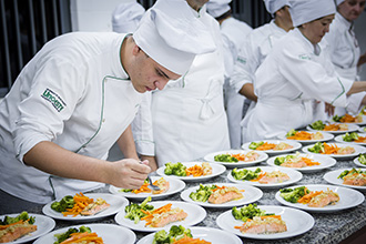 Laboratório de Sala e Bar e Bebidas: visa transportar à ambientação de um restaurante. Conta com mesas e cadeiras  para até 60 pessoas, fogão e forno combinado, geladeiras, adegas para vinho e adega para cerveja, máquina de gelo, utensílios de bar e coquetelaria