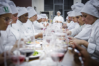 Laboratório de Sala e Bar e Bebidas: visa transportar à ambientação de um restaurante. Conta com mesas e cadeiras  para até 60 pessoas, fogão e forno combinado, geladeiras, adegas para vinho e adega para cerveja, máquina de gelo, utensílios de bar e coquetelaria