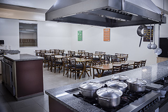 Laboratório de Sala e Bar e Bebidas: visa transportar à ambientação de um restaurante. Conta com mesas e cadeiras  para até 60 pessoas, fogão e forno combinado, geladeiras, adegas para vinho e adega para cerveja, máquina de gelo, utensílios de bar e coquetelaria