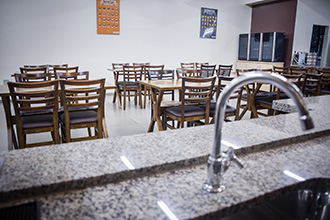 Laboratório de Sala e Bar e Bebidas: visa transportar à ambientação de um restaurante. Conta com mesas e cadeiras  para até 60 pessoas, fogão e forno combinado, geladeiras, adegas para vinho e adega para cerveja, máquina de gelo, utensílios de bar e coquetelaria