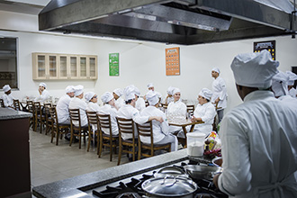 Laboratório de Sala e Bar e Bebidas: visa transportar à ambientação de um restaurante. Conta com mesas e cadeiras  para até 60 pessoas, fogão e forno combinado, geladeiras, adegas para vinho e adega para cerveja, máquina de gelo, utensílios de bar e coquetelaria