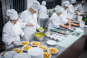 Laboratório de Sala e Bar e Bebidas: visa transportar à ambientação de um restaurante. Conta com mesas e cadeiras  para até 60 pessoas, fogão e forno combinado, geladeiras, adegas para vinho e adega para cerveja, máquina de gelo, utensílios de bar e coquetelaria