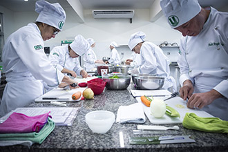 Laboratório de Confeitaria e Panificação: ambiente com temperatura controlada, possibilita atividades práticas para até 50 alunos. São oito bancadas em granito, fornos profissionais lastro (pedra) e de convecção, equipamentos para processamento de pães e bolos, máquinas de sorvete profissional, estufas, geladeiras e utensílios para confeitaria