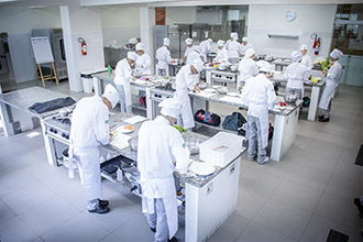 Laboratório de Confeitaria e Panificação: ambiente com temperatura controlada, possibilita atividades práticas para até 50 alunos. São oito bancadas em granito, fornos profissionais lastro (pedra) e de convecção, equipamentos para processamento de pães e bolos, máquinas de sorvete profissional, estufas, geladeiras e utensílios para confeitaria