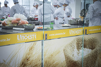 Laboratório de Confeitaria e Panificação: ambiente com temperatura controlada, possibilita atividades práticas para até 50 alunos. São oito bancadas em granito, fornos profissionais lastro (pedra) e de convecção, equipamentos para processamento de pães e bolos, máquinas de sorvete profissional, estufas, geladeiras e utensílios para confeitaria