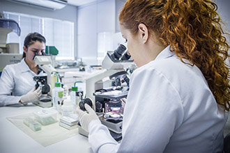 Laboratório de Bioquímica Clínica propicia a realização de exames para o diagnóstico de materiais orgânicos, em que seus resultados refletem alterações metabólicas responsáveis pelo desenvolvimento de doenças. 