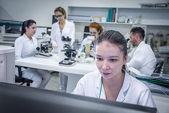 Laboratório de Bioquímica Clínica propicia a realização de exames para o diagnóstico de materiais orgânicos, em que seus resultados refletem alterações metabólicas responsáveis pelo desenvolvimento de doenças. 