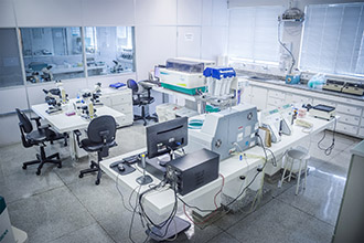 Laboratório de Bioquímica Clínica propicia a realização de exames para o diagnóstico de materiais orgânicos, em que seus resultados refletem alterações metabólicas responsáveis pelo desenvolvimento de doenças. 