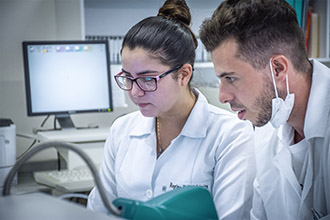 Laboratório de Bioquímica Clínica propicia a realização de exames para o diagnóstico de materiais orgânicos, em que seus resultados refletem alterações metabólicas responsáveis pelo desenvolvimento de doenças. 