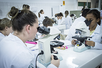 Laboratório de Parasitologia: capacita os estudantes no manuseio das principais técnicas para identificação dos patógenos causadores de doenças no homem, bem como o controle dos seus agentes e vetores