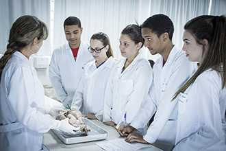 Laboratório de Parasitologia: capacita os estudantes no manuseio das principais técnicas para identificação dos patógenos causadores de doenças no homem, bem como o controle dos seus agentes e vetores