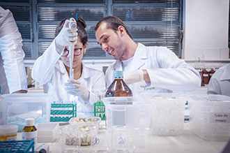 Laboratório de Análises Toxicológicas: desenvolve atividades de rotina que envolve a realização das análises toxicológicas de fármacos/drogas de abuso em amostra biológicas.