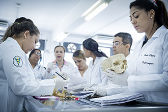 Laboratório de Anatomia Humana: são quatro laboratórios, que têm por objetivo o estudo e manuseio de modelos anatômicos e peças cadavéricas conservadas em solução de glicerina, bem como a dissecação e reparação das peças para estudo