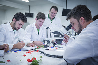 O Laboratório de Botânica direciona os estudos da fisiologia, morfologia, ecologia, evolução, anatomia, classificação, doenças, distribuição, dentre outros aspectos das plantas