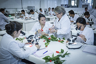 O Laboratório de Botânica direciona os estudos da fisiologia, morfologia, ecologia, evolução, anatomia, classificação, doenças, distribuição, dentre outros aspectos das plantas