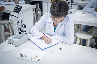 Laboratório de Entomologia: tem como objetivo gerar, adaptar e validar tecnologias ambiental e socialmente sustentáveis, de base ecológica, para o manejo de pragas (insetos e ácaros)