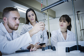 Laboratório de Física: proporciona aos acadêmicos o estudo das leis que regem os fenômenos naturais suscetíveis de serem examinados pela observação e experimentação, procurando enquadrá-los em esquemas lógicos