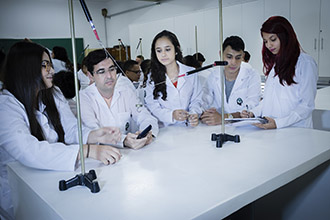 Laboratório de Física: proporciona aos acadêmicos o estudo das leis que regem os fenômenos naturais suscetíveis de serem examinados pela observação e experimentação, procurando enquadrá-los em esquemas lógicos