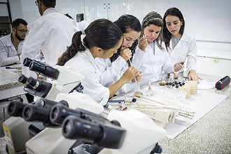 O laboratório de Fitopatologia e Microbiologia destina-se a atividades de pesquisa na diagnose de doenças, estudos de interação planta-patógeno e manejo integrado de doenças