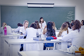 Laboratório de Habilidades Cirúrgicas/Técnica Operatória: os estudantes conhecem as normas de comportamento no centro cirúrgico, adquirem conhecimento e domínio dos equipamentos, aparelhos e instrumentais utilizados nas cirurgias; e aprendem técnicas básicas 