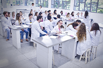 Laboratório de Habilidades Cirúrgicas/Técnica Operatória: os estudantes conhecem as normas de comportamento no centro cirúrgico, adquirem conhecimento e domínio dos equipamentos, aparelhos e instrumentais utilizados nas cirurgias; e aprendem técnicas básicas 