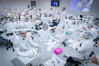 Laboratório de Habilidades Odontológicas 02 e 03: trata-se de um campo de prática moderno, com manequins que reproduzem situações reais da prática clínica e possibilitam o treinamento de habilidades com o paciente simulado