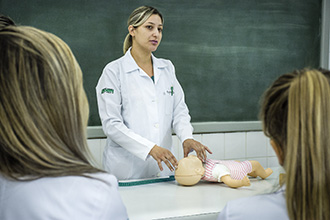 Laboratório de Habilidades de Enfermagem: com ambientes que simulam a prática, o espaço viabiliza estudos específicos que capacitam o acadêmico para a realização de procedimentos clínicos