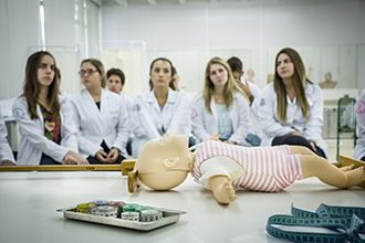 Laboratório de Habilidades de Enfermagem: com ambientes que simulam a prática, o espaço viabiliza estudos específicos que capacitam o acadêmico para a realização de procedimentos clínicos