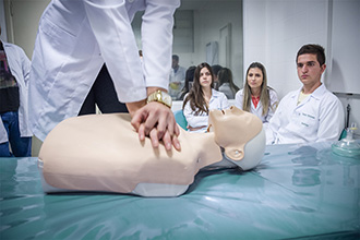 Laboratório de Habilidades e Simulação Clínica: visa treinar os acadêmicos da área de saúde a enfrentar situações de rotina, emergência e urgência