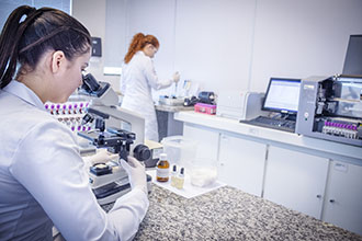 Laboratório de Hematologia Clínica: visa a realização de exames para o diagnóstico dos elementos celulares do sangue, para apoio a investigação de doenças hematológicas e sistêmicas.