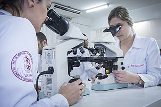 Laboratório de Histologia: permite o estudo da constituição histológica de órgãos e sistemas e os aspectos envolvidos nas estruturas e características celulares